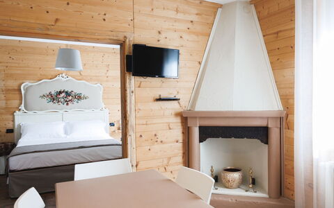Lagomonti Apartments: Sol, Chambre, Literie, Lit, Cadre De Lit, Linge, Drap De Lit, Dur, Matelas, Parquet