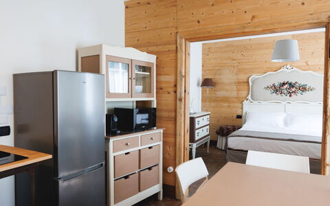 Lagomonti Apartments: Sol, Chambre, Literie, Lit, Cadre De Lit, Linge, Drap De Lit, Dur, Matelas, Parquet
