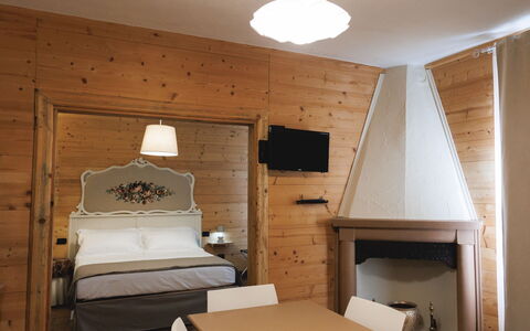 Lagomonti Apartments: Sol, Chambre, Literie, Lit, Cadre De Lit, Linge, Drap De Lit, Dur, Matelas, Parquet