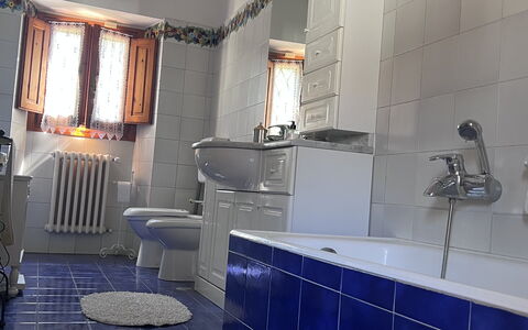 Villa Il Parco: Luminaire Plomberie, Salle De Bains, Sol, Design Intérieur, Évier, Sol, Robinet, Tuile, Lavabo, Plomberie