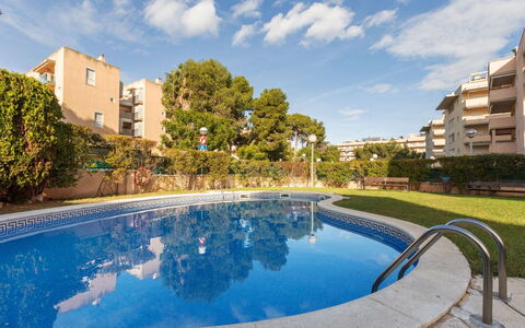 Montserrada: Sol, Chambre, Literie, Lit, Cadre De Lit, Linge, Drap De Lit, Dur, Matelas, Parquet