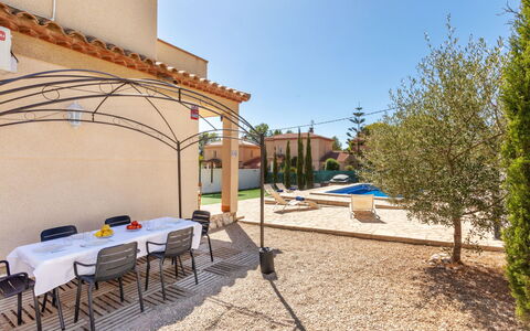 Villa Danou: Sol, Chambre, Literie, Lit, Cadre De Lit, Linge, Drap De Lit, Dur, Matelas, Parquet