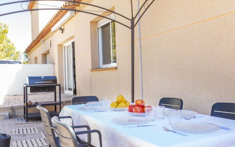 Villa Danou: Sol, Chambre, Literie, Lit, Cadre De Lit, Linge, Drap De Lit, Dur, Matelas, Parquet