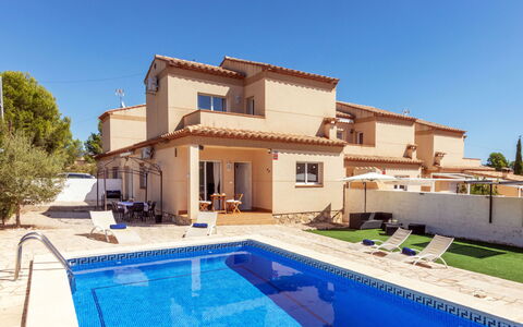 Villa Danou: Sol, Chambre, Literie, Lit, Cadre De Lit, Linge, Drap De Lit, Dur, Matelas, Parquet