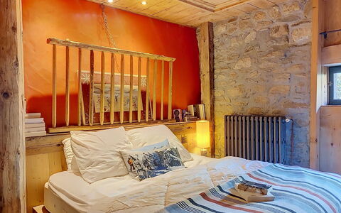 Le Hameau: Sol, Chambre, Literie, Lit, Cadre De Lit, Linge, Drap De Lit, Dur, Matelas, Parquet