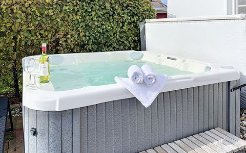 Moderne Zeiten: Baignoire, Luminaire Plomberie, Jacuzzi, Plante D'Appartement, Plomberie, Piscine, Pot De Fleur, Arrière-Cour, Plate-Forme