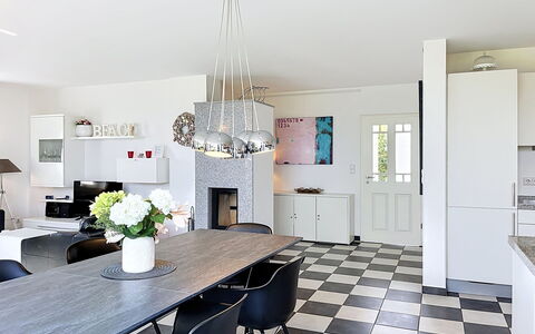 Moderne Zeiten: Meubles, Design Intérieur, Sol, Luminaire, Sol, Plafond, Chaise, Éclairage, Cuisine, Lustre