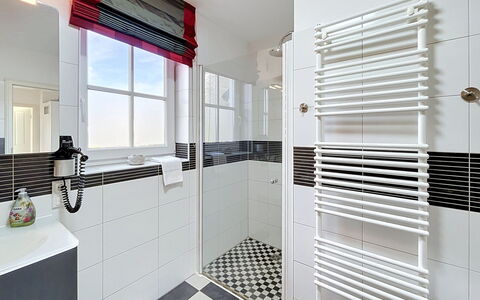 Moderne Zeiten: Luminaire Plomberie, Sol, Design Intérieur, Salle De Bains, Sol, Robinet, Plomberie, Évier, Tuile, Plafond