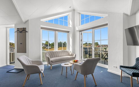 Zuhra - 50M to the Fjord: Meubles, Design Intérieur, Sol, Sol, Bois, Plafond, Canapé, Salon, Chaise, Domicile