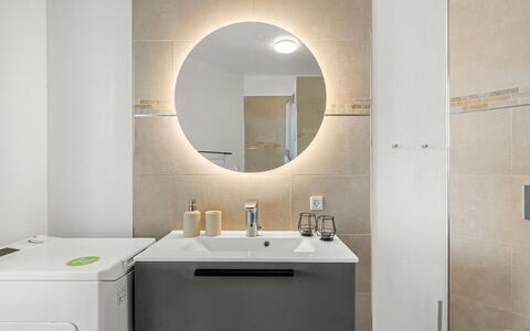 Zuhra - 50M to the Fjord: Sol, Luminaire Plomberie, Sol, Design Intérieur, Armoire De Toilette, Évier, Lavabo, Cabinetry, Robinet, Salle De Bains