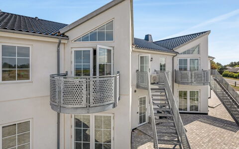 Zuhra - 50M to the Fjord: Domicile, Porte, Escaliers, Balcon, Biens, Balustrade, Fenêtre À Guillotine, Porche, Allée, Siding