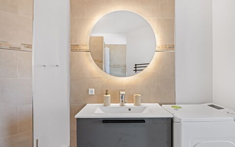 Alban - 50M to the Fjord: Design Intérieur, Sol, Mur, Sol, Luminaire Plomberie, Armoire De Toilette, Miroir, Meubles, Cabinetry, Salle De Bains