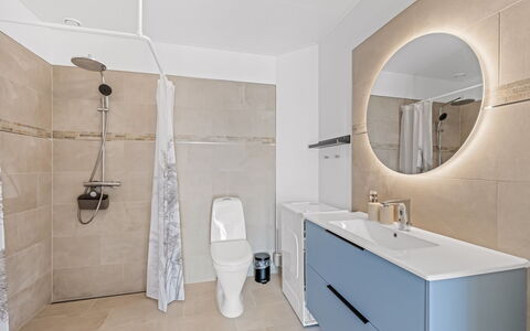 Apsolon - 50M to the Fjord: Sol, Sol, Luminaire Plomberie, Design Intérieur, Armoire De Toilette, Salle De Bains, Plomberie, Miroir, Évier, Robinet