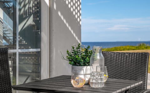 Apsolon - 50M to the Fjord: Meubles, Chaise, Mobilier De Jardin, Table, Tableau De Plein Air, Table Cuisine Et Salle A Manger, Table Basse, Pot De Fleur, Balcon