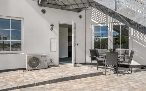 Apsolon - 50M to the Fjord: Domicile, Composite, Porte, Escaliers, Balustrade, Béton, Ombre, Biens, Balcon, Plate-Forme