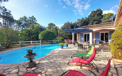 Moun Pantai: Piscine, Bleu, Recours, Mobilier De Jardin, Eco Hôtel, Ombre, Loisir, Caractéristique De L'Eau, Jardin, Hacienda