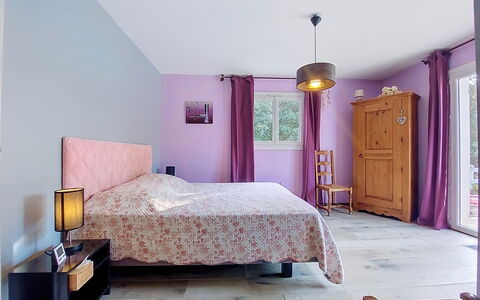 Moun Pantai: Meubles, Design Intérieur, Mur, Chambre, Lit, Sol, Sol, Pièce, Textile, Domicile