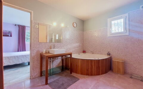 Moun Pantai: Sol, Design Intérieur, Luminaire Plomberie, Sol, Baignoire, Salle De Bains, Plafond, Plomberie, Éclairage, Pièce
