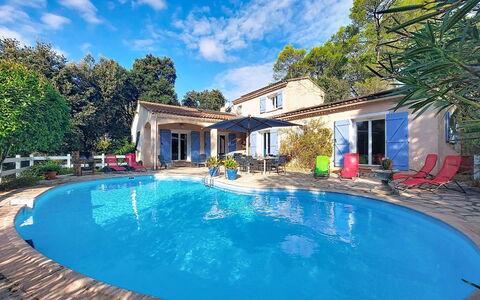 Moun Pantai: Bleu, Piscine, Recours, Loisir, Ombre, Mobilier De Jardin, Eco Hôtel, Hacienda, Ville Resort, Vacances