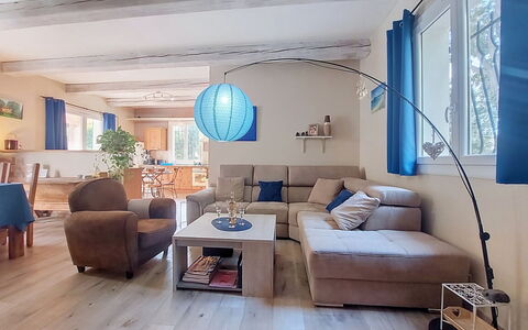 Moun Pantai: Meubles, Design Intérieur, Canapé, Sol, Sol, Salon, Bois, Plafond, Pièce, Table