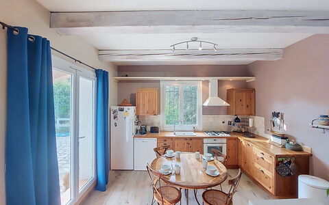 Moun Pantai: Meubles, Design Intérieur, Sol, Cuisine, Comptoir, Bois, Sol, Plafond, Chaise, Pièce