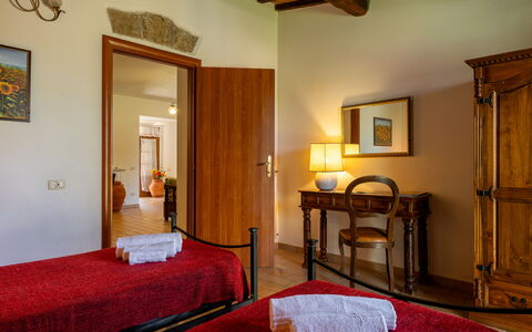 Ortale a Pitigliano with Pool: Meubles, Mur, Design Intérieur, Sol, Bois, Lit, Chambre, Sol, Plafond, Pièce