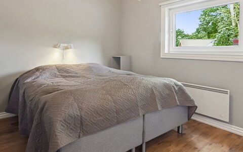 Elle: Lit, Chambre, Bois, Literie, Drap De Lit, Plafond, Design Intérieur, Sol, Sol, Cadre De Lit
