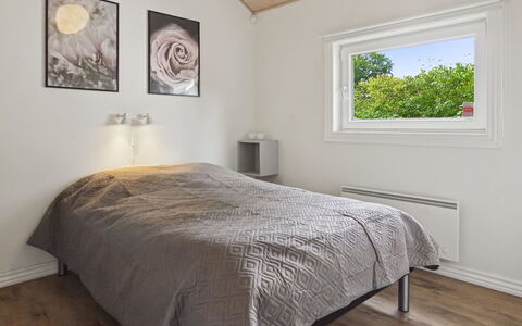 Elle: Chambre, Lit, Bois, Plafond, Design Intérieur, Sol, Drap De Lit, Sol, Literie, Pièce