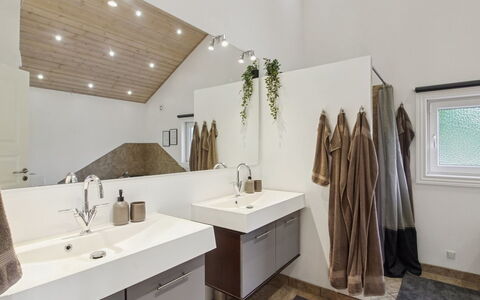 Elle: Design Intérieur, Sol, Mur, Sol, Plafond, Bois, Luminaire Plomberie, Armoire De Toilette, Évier, Luminaire
