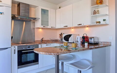 Le Royal Cap: Meubles, Comptoir, Cuisine, Appareil De Cuisine, Cabinetry, Design Intérieur, Principaux Appliance, Sol, Bois, Électroménager