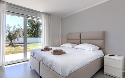 Level 4: Lit, Chambre, Meubles, Drap De Lit, Literie, Design Intérieur, Sol, Sol, Cadre De Lit, Linge