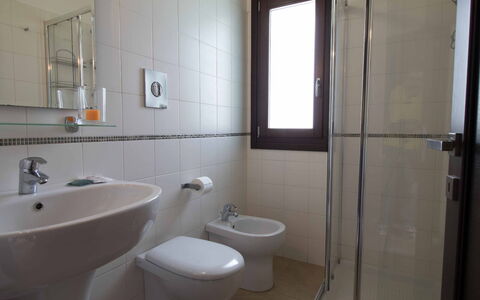 Casa Spassu: Sol, Design Intérieur, Luminaire Plomberie, Sol, Salle De Bains, Évier, Lavabo, Pièce, Robinet, Plomberie