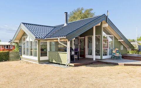 Aster - 100M from the Sea: Domicile, Toit, Chalet, Porte, Siding, Biens, Ombre, Porche, Conception, Allée