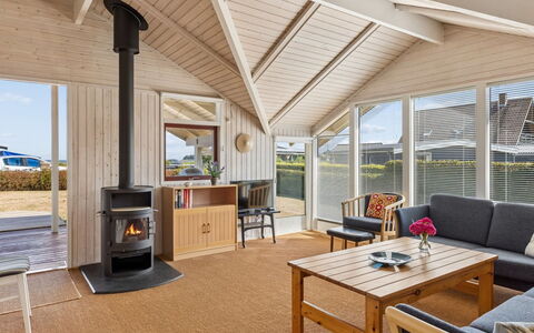 Aster - 100M from the Sea: Bois, Domicile, Architecture, Plafond, Porche, Chalet, Toit, Sol, Dur, Porte