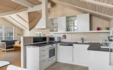 Aster - 100M from the Sea: Cuisine, Bois, Plafond, Design Intérieur, Sol, Comptoir, Meubles, Cabinetry, Sol, Principaux Appliance