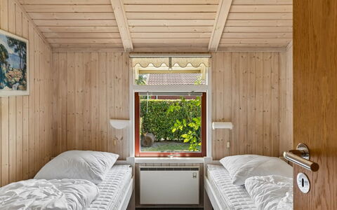 Aster - 100M from the Sea: Chambre, Bois, Lit, Design Intérieur, Plafond, Meubles, Drap De Lit, Sol, Literie, Sol