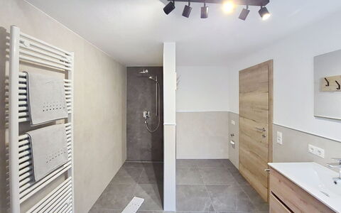 Sophia: Sol, Mur, Design Intérieur, Sol, Plafond, Luminaire Plomberie, Salle De Bains, Robinet, Pièce, Luminaire