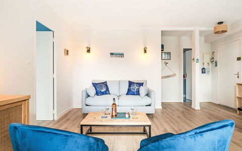 L'Emerillon: Meubles, Design Intérieur, Sol, Bois, Sol, Canapé, Plafond, Appartement, Pièce, Salon