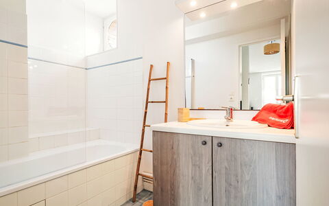L'Emerillon: Sol, Design Intérieur, Sol, Salle De Bains, Luminaire Plomberie, Plomberie, Baignoire, Tuile, Robinet, Armoire De Toilette