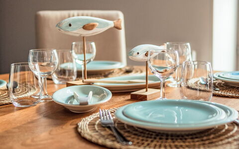 L'Emerillon: Vaisselle, Serveware, Vaisselle, Aliments, Assiette, Drinkware, Table, Porcelaine