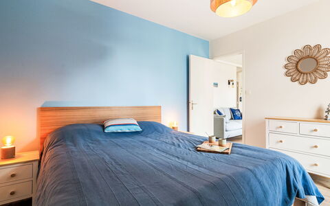 L'Emerillon: Bleu, Lit, Chambre, Meubles, Design Intérieur, Drap De Lit, Literie, Linge, Bois, Sol