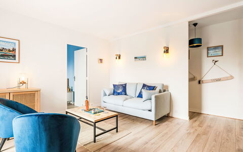 L'Emerillon: Meubles, Design Intérieur, Sol, Mur, Sol, Bois, Canapé, Pièce, Salon, Plafond