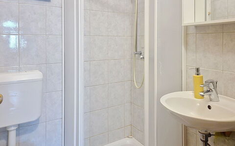 Pod Meloni: Lavabo, Salle De Bains, Luminaire Plomberie, Mur, Évier, Sol, Design Intérieur, Sol, Robinet, Plomberie