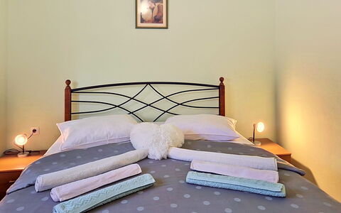 Pod Meloni: Lit, Literie, Meubles, Chambre, Drap De Lit, Design Intérieur, Mur, Bois, Sol, Linge