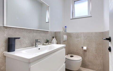 Veronica: Salle De Bains, Luminaire Plomberie, Sol, Sol, Évier, Design Intérieur, Lavabo, Toilette, Robinet, Miroir