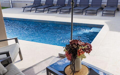 Veronica: Sol, Sol, Meubles, Design Intérieur, Piscine, Composite, Tuile, Recours, Mobilier De Jardin, Chaise