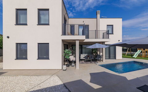 Veronica: Façade, Zone Résidentielle, Domicile, Porte, Biens, Balcon, Villa, Cour, Conception, Allée