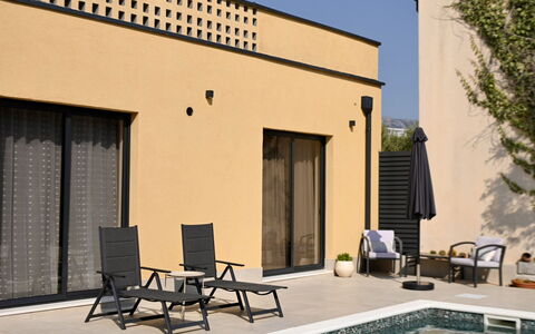 Grandpa Pouls Heritage, Heated Pool: Piscine, Porte, Domicile, Mobilier De Jardin, Composite, Ombre, Chaise, Accueil Porte, Béton, Biens
