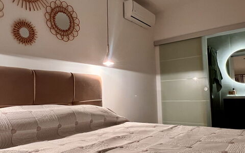 Grandpa Pouls Heritage, Heated Pool: Lit, Chambre, Meubles, Literie, Design Intérieur, Drap De Lit, Mur, Bois, Plafond, Sol