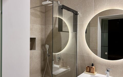 Grandpa Pouls Heritage, Heated Pool: Luminaire Plomberie, Design Intérieur, Miroir, Salle De Bains, Plomberie, Sol, Éclairage, Luminaire, Sol, Robinet